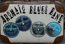 Die Band Archaic Blues mit Instrumenten und Koffer